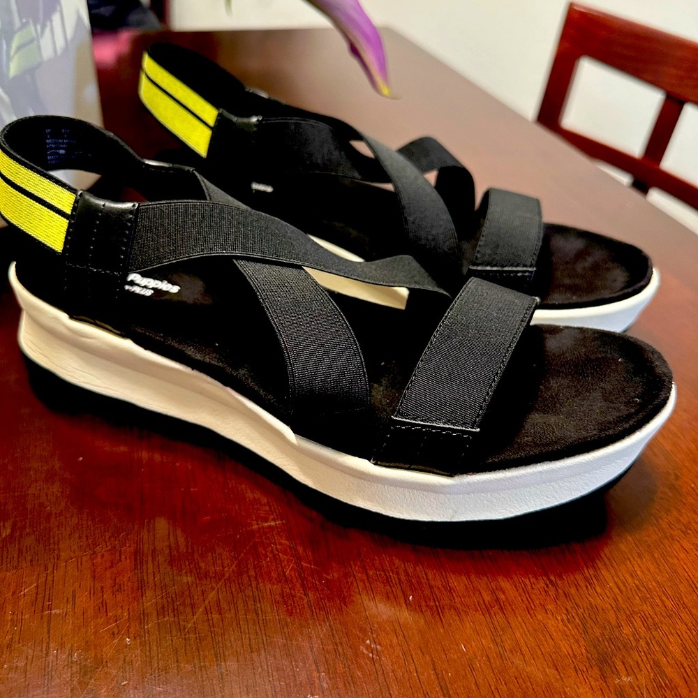 Hush Puppy Sandals New Size 9